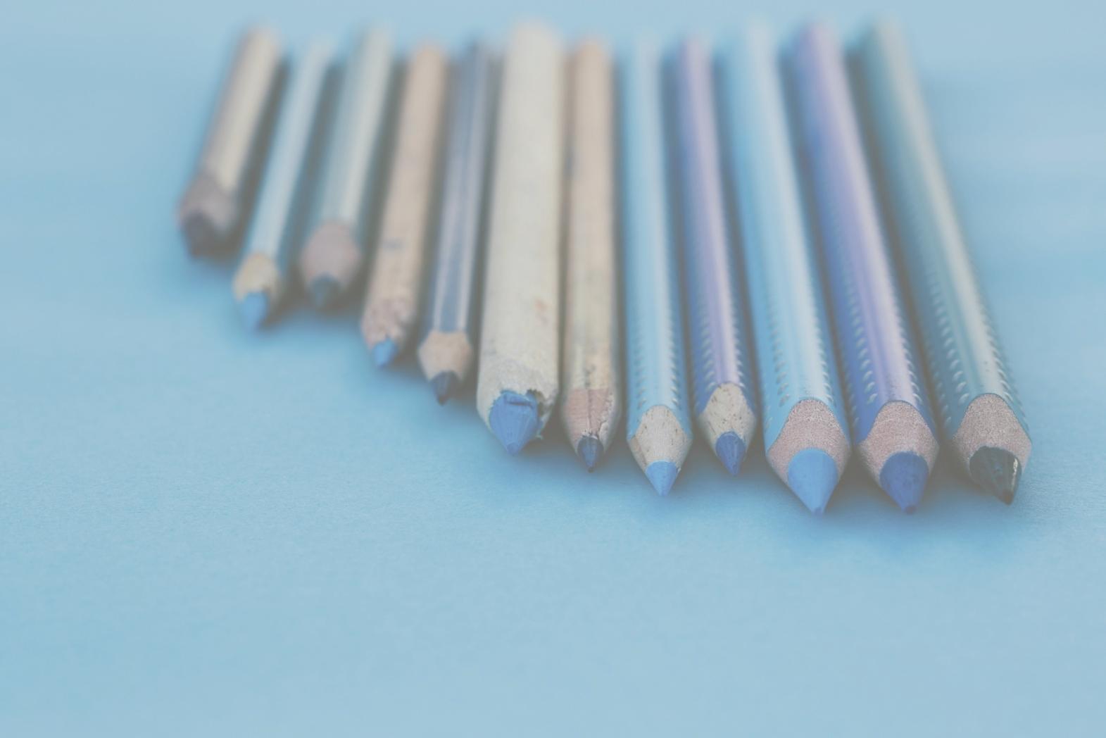 Angolo di lavoro organizzato per il disegno con luce naturale